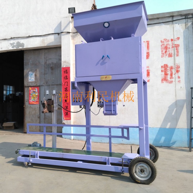 河南修武縣利民機(jī)械有限公司生產(chǎn)摻混肥包裝秤，顆粒包裝秤，摻混肥顆粒包裝秤，摻混肥包裝稱，摻混肥定量稱，摻混肥自動包裝秤0391-7711188